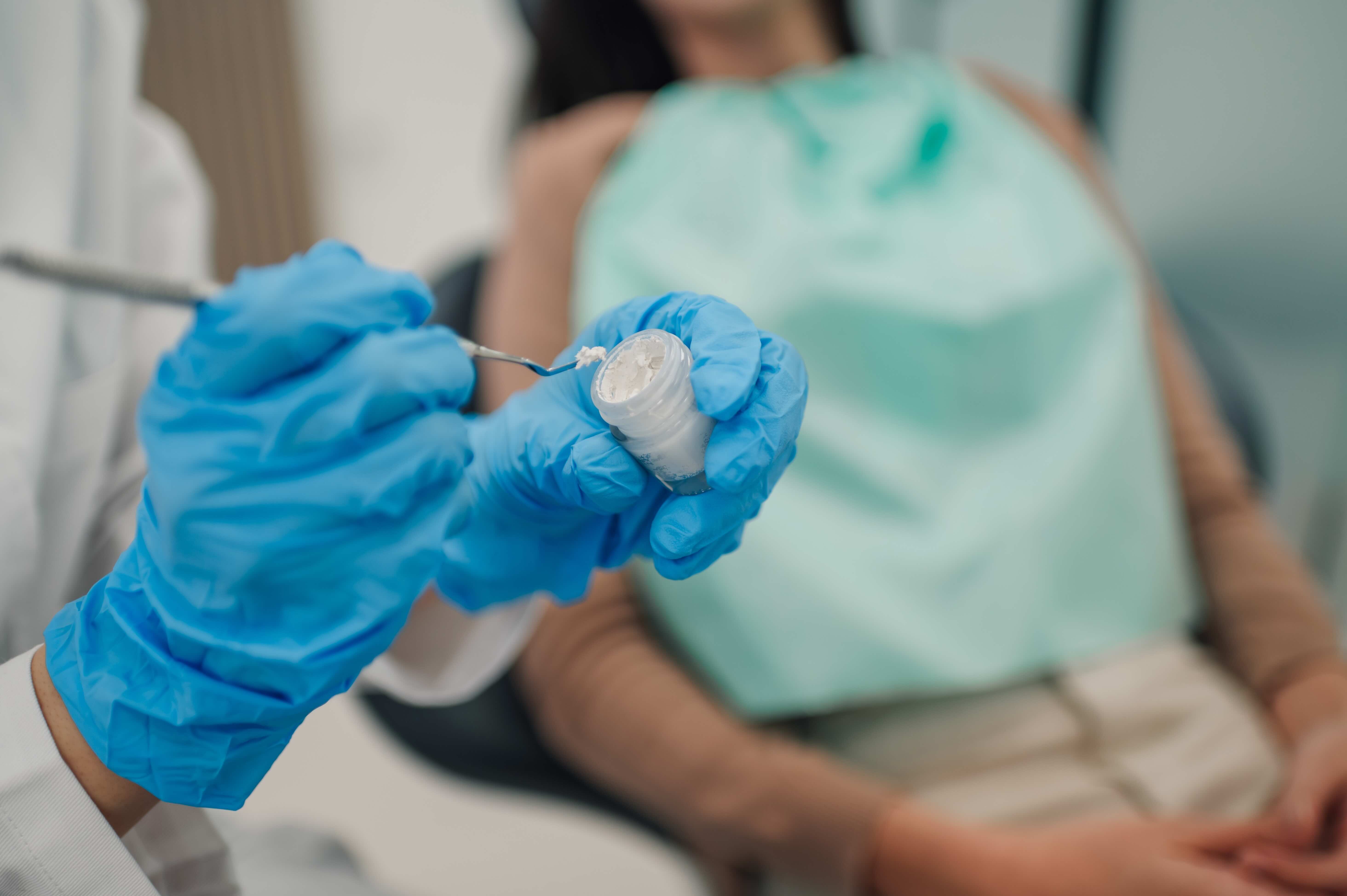 Tooth-colored dental filling